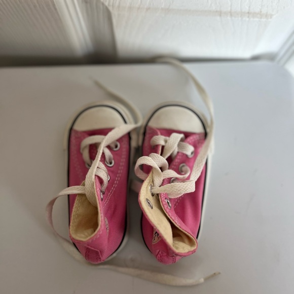 Toddler size 4 converse all star chuck Taylor, high tops - Picture 3 of 5